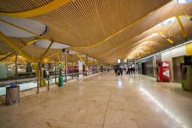 MADRID, İspanya - CIRCA JANUARY, 2020: Madrid-Barajas Havaalanı 'nın iç çekimleri, Madrid' in ana havaalanı.