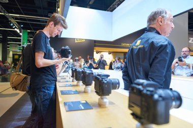 COLOGNE, ALMANY - CIRCA EPTEMBER, 2018: Nikon uzayında Photokina Sergisi 'nde çeşitli kameralar sergileniyor. Photokina, Avrupa 'da fotoğraf ve görüntüleme endüstrisi için düzenlenen bir ticaret fuarıdır..