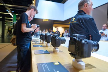 COLOGNE, ALMANY - CIRCA EPTEMBER, 2018: Nikon uzayında Photokina Sergisi 'nde çeşitli kameralar sergileniyor. Photokina, Avrupa 'da fotoğraf ve görüntüleme endüstrisi için düzenlenen bir ticaret fuarıdır..