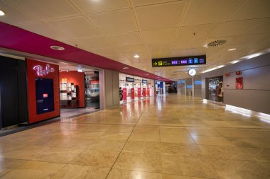 MADRID, İspanya - CIRCA JANUARY, 2020: Madrid-Barajas Havaalanı 'nın iç çekimleri, Madrid' in ana havaalanı.