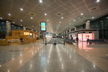 MADRID, İspanya - CIRCA JANUARY, 2020: Madrid-Barajas Havaalanı 'nın iç çekimleri, Madrid' in ana havaalanı.