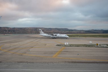 MADRID, İspanya - CIRCA JANUARY, 2020: Madrid-Barajas Havaalanı 'nda uçak taksisi.