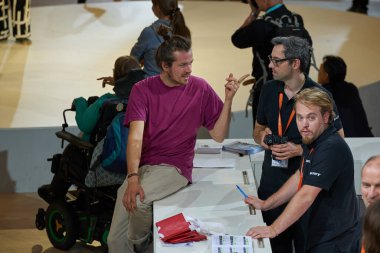 COLOGNE, ALMANY - CIRCA EPTEMBER, 2018: Photokina Exhibition 'daki Sony Space' de atmosfer. Photokina, Avrupa 'da fotoğraf ve görüntüleme endüstrisi için düzenlenen bir ticaret fuarıdır..