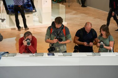 COLOGNE, ALMANY - CIRCA EPTEMBER, 2018: İnsanlar Photokina Exhibition 'daki Sony Space' deki DSLR kameralarını deniyorlar. Photokina, Avrupa 'da fotoğraf ve görüntüleme endüstrisi için düzenlenen bir ticaret fuarıdır..