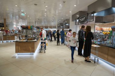MOSCOW, RUSSIA - CIRCA SEPTEMBER, 2019: Moskova 'daki Salaris alışveriş merkezinde yemek salonu.