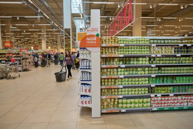 MOSCOW, RUSSIA - CIRCA SEPTEMBER, 2019: Moskova 'daki Salaris alışveriş merkezinde Globus hipermarketinin iç çekimi.