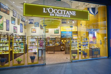 MOSCOW, RUSSIA - CIRCA SEPTEMBER, 2019: Moskova 'daki Salaris alışveriş merkezindeki L' Occitane mağazasına giriş.