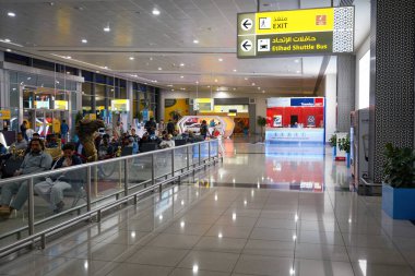 ABU DHABI, BAE - CIRCA JANUARY, 2020: Abu Dabi Uluslararası Havaalanında Gezgin. Travelex, Lloyd Dorfman tarafından kurulan bir döviz kurumu..