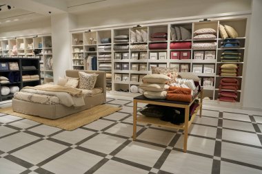 MOSCOW, RUSSIA - CIRCA SEPTEMBER, 2019: Moskova 'daki Salaris alışveriş merkezindeki Zara Home mağazasının iç çekimleri.