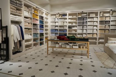 MOSCOW, RUSSIA - CIRCA SEPTEMBER, 2019: Moskova 'daki Salaris alışveriş merkezindeki Zara Home mağazasının iç çekimleri.