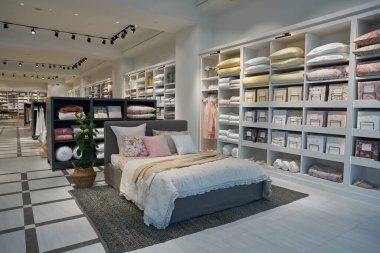 MOSCOW, RUSSIA - CIRCA SEPTEMBER, 2019: Moskova 'daki Salaris alışveriş merkezindeki Zara Home mağazasının iç çekimleri.