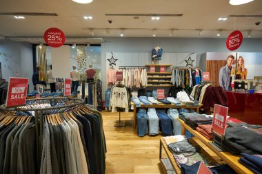 ABU DHABI, BAE - CIRCA JANUARY, 2020: Mavi mağazasının içi.