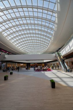 MOSCOW, RUSSIA - CIRCA EPTEMBER, 2019: Moskova 'daki Salaris alışveriş merkezinin içi.