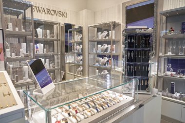 MOSCOW, RUSSIA - CIRCA SEPTEMBER, 2019: Moskova 'daki Salaris alışveriş merkezindeki Swarovski mağazasının iç çekimleri.