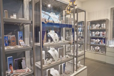 MOSCOW, RUSSIA - CIRCA SEPTEMBER, 2019: Moskova 'daki Salaris alışveriş merkezindeki Swarovski mağazasının iç çekimleri.