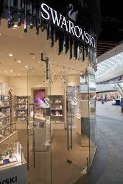 MOSCOW, RUSSIA - CIRCA SEPTEMBER, 2019: Moskova 'daki Salaris alışveriş merkezindeki Swarovski mağazasına giriş.
