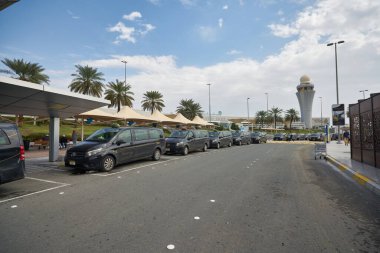 ABU DHABI, BAE - CIRCA JANUARY, 2020: Abu Dabi Uluslararası Havaalanı sokak manzarası.