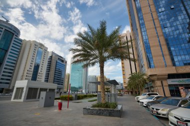 ABU DHABI, BAE - CIRCA JANUARY, 2020: Abu Dabi sokak manzarası.