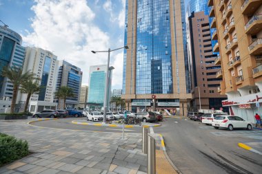 ABU DHABI, BAE - CIRCA JANUARY, 2020: Abu Dabi sokak manzarası.