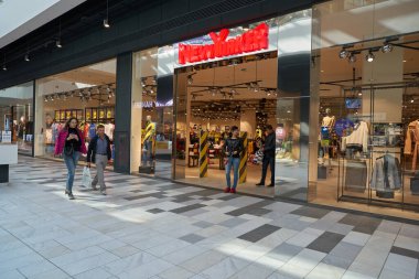 MOSCOW, RUSSIA - CIRCA EPTEMBER, 2019: Moskova 'daki Salaris alışveriş merkezindeki New Yorker mağazasına giriş.