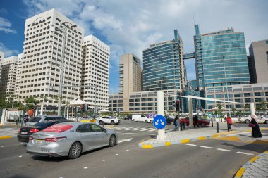 ABU DHABI, BAE - CIRCA JANUARY, 2020: Abu Dabi sokak manzarası.