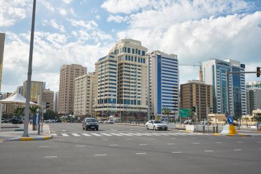ABU DHABI, BAE - CIRCA JANUARY, 2020: Abu Dabi sokak manzarası.