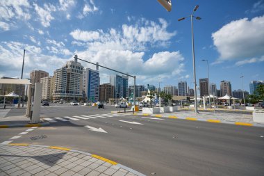 ABU DHABI, BAE - CIRCA JANUARY, 2020: Abu Dabi sokak manzarası.