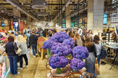 MOSCOS, RUSSIA - CIRCA SEPTEMBER, 2019: Moskova 'daki Salaris alışveriş merkezindeki Altın Elma mağazasının iç çekimi