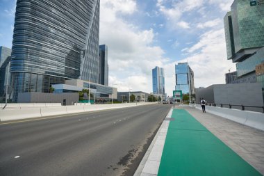 ABU DHABI, BAE - CIRCA JANUARY, 2020: Abu Dabi sokak manzarası.