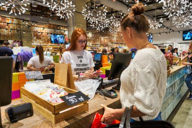 MOSCOS, RUSSIA - CIRCA SEPTEMBER, 2019: Moskova 'daki Salaris alışveriş merkezinde Altın Elma mağazası