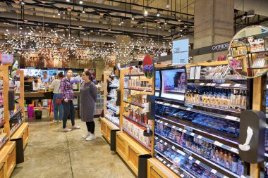 MOSCOS, RUSSIA - CIRCA SEPTEMBER, 2019: Moskova 'daki Salaris alışveriş merkezindeki Altın Elma mağazasının iç çekimi