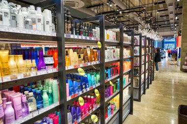 MOSCOS, RUSSIA - CIRCA SEPTEMBER, 2019: Moskova 'daki Salaris alışveriş merkezindeki Altın Elma mağazasının iç çekimi