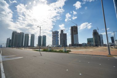 ABU DHABI, BAE - CIRCA JANUARY, 2020: Abu Dabi sokak manzarası.