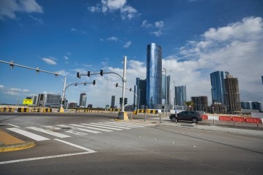 ABU DHABI, BAE - CIRCA JANUARY, 2020: Abu Dabi sokak manzarası.