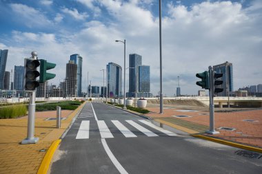 ABU DHABI, BAE - CIRCA JANUARY, 2020: Abu Dabi sokak manzarası.
