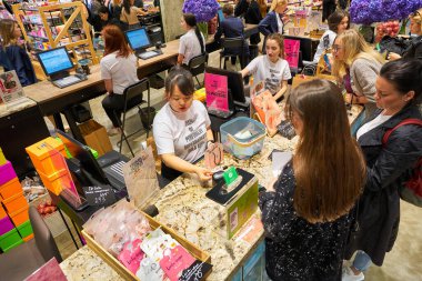 MOSCOS, RUSSIA - CIRCA SEPTEMBER, 2019: Moskova 'daki Salaris alışveriş merkezinde Altın Elma mağazası