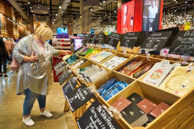 MOSCOS, RUSSIA - CIRCA SEPTEMBER, 2019: Moskova 'daki Salaris alışveriş merkezindeki Altın Elma mağazasının iç çekimi