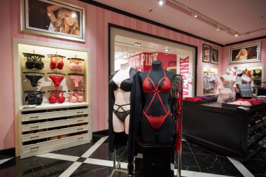 ABU DHABI, BAE - CIRCA JANUARY, 2020: Victoria 's Secret mağazasının içi. Victoria 's Secret bir Amerikan iç çamaşırı, giysi ve güzellik perakendecisi..