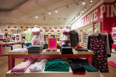 ABU DHABI, BAE - CIRCA JANUARY, 2020: Victoria 's Secret mağazasının içi. Victoria 's Secret bir Amerikan iç çamaşırı, giysi ve güzellik perakendecisi..