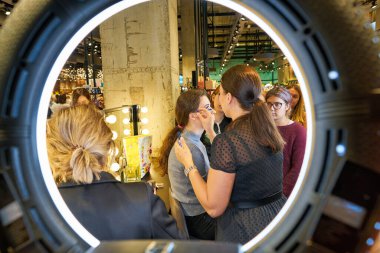 MOSCOS, RUSSIA - CIRCA SEPTEMBER, 2019: Moskova 'daki Salaris alışveriş merkezindeki Altın Elma mağazasında makyaj uzmanı