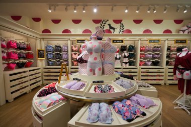 ABU DHABI, BAE - CIRCA JANUARY, 2020: Victoria 's Secret mağazasının içi. Victoria 's Secret bir Amerikan iç çamaşırı, giysi ve güzellik perakendecisi..