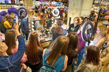 MOSCOS, RUSSIA - CIRCA SEPTEMBER, 2019: Moskova 'daki Salaris alışveriş merkezindeki Altın Elma mağazasında makyaj uzmanı