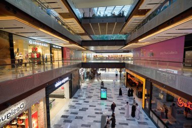 ABU DHABI, BAE - CIRCA JANUARY, 2020: Abu Dabi 'deki alışveriş merkezinin içi.