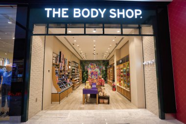 ABU DHABI, BAE - CIRCA JANUARY, 2020: The Body Shop mağazasında çeşitli kozmetik ürünler sergileniyor, bir İngiliz kozmetik, cilt bakımı ve parfüm şirketi