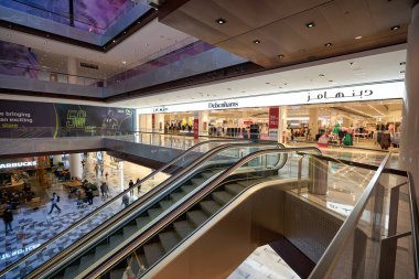 ABU DHABI, BAE - CIRCA JANUARY, 2020: Abu Dabi 'deki alışveriş merkezinin içi.