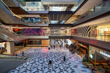 ABU DHABI, BAE - CIRCA JANUARY, 2020: Abu Dabi 'deki alışveriş merkezinin içi.