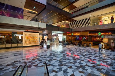 ABU DHABI, BAE - CIRCA JANUARY, 2020: Abu Dabi 'deki alışveriş merkezinin içi.