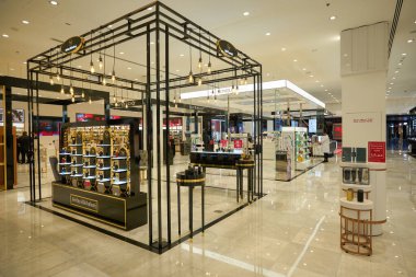 ABU DHABI, BAE - CIRCA JANUARY, 2020: Anfas Alkhalej ürünleri Debenhams mağazasında sergilendi.