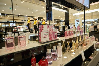 ABU DHABI, BAE - CIRCA HAUARY, 2020: Dior ürünleri Debenhams mağazasında sergilenmektedir.