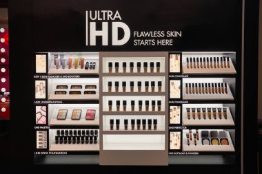 ABU DHABI, BAE - CIRCA HAUARY, 2020: Abu Dabi 'deki bir mağazada makyaj ürünleri sergileniyor. 